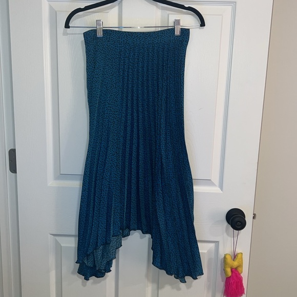 ❌SOLD❌ 3/$20 asymmetrical skirt - Picture 2 of 3